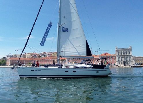 Viagem de barco por Lisboa em um iate de luxo. Lisboa, PORTUGAL