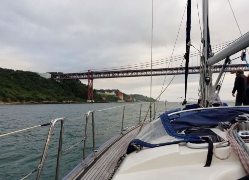 Cruzeiro ao pôr do sol no rio Tejo em Lisboa. Lisboa, PORTUGAL