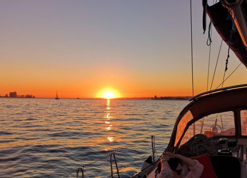 O melhor passeio de barco ao pôr do sol em Lisboa em um iate à vela de luxo. Lisboa, PORTUGAL